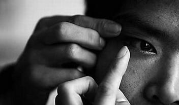  看18集韩剧失明 :都怪太阳的后裔太好看 - 新华