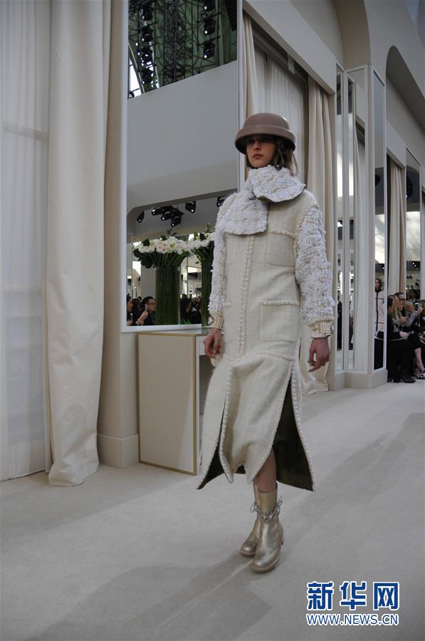 香奈儿巴黎时装周再现昔日经典摩登