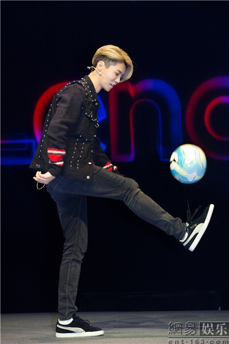 鹿晗大秀球技耿直点评粉丝舞技