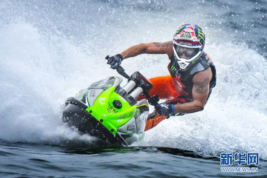摩托艇竞速大梅沙 上演水上速度与激情