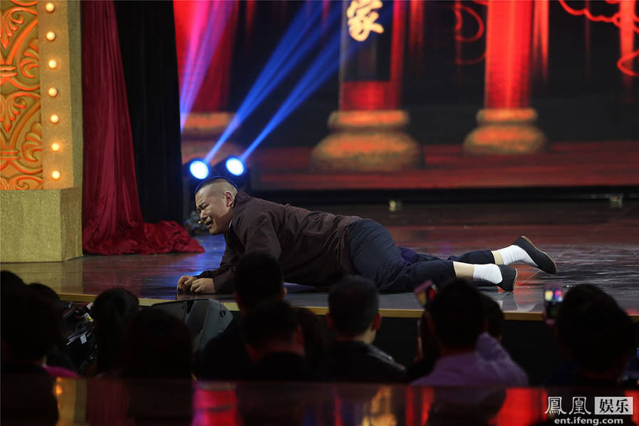 《欢乐喜剧人》:岳云鹏遭于谦 暴打 向郭德纲哭