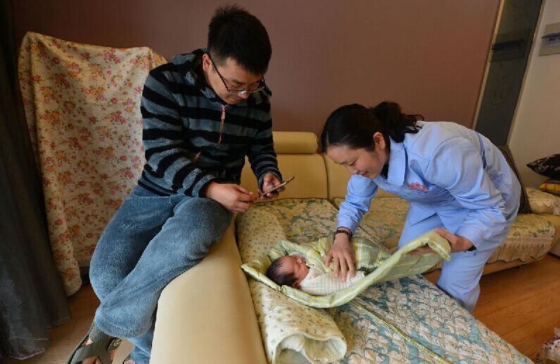 揭秘高薪月嫂日常:工作强度大 睡眠时间少