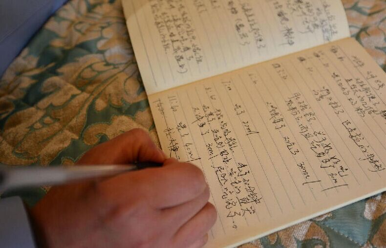 揭秘高薪月嫂日常:工作强度大 睡眠时间少