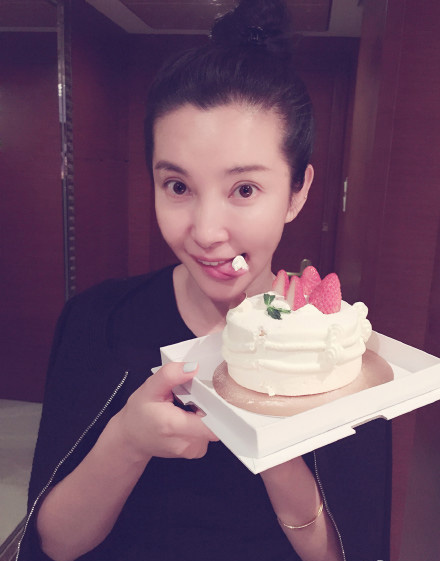 43岁李冰冰素颜照曝光 吐舌头舔奶油