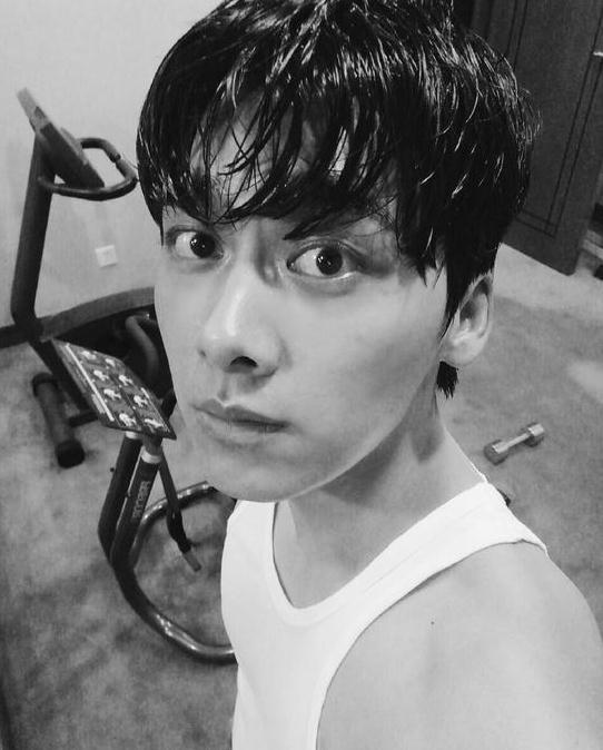 世预赛国足胜卡塔尔 李易峰湿发自拍庆祝