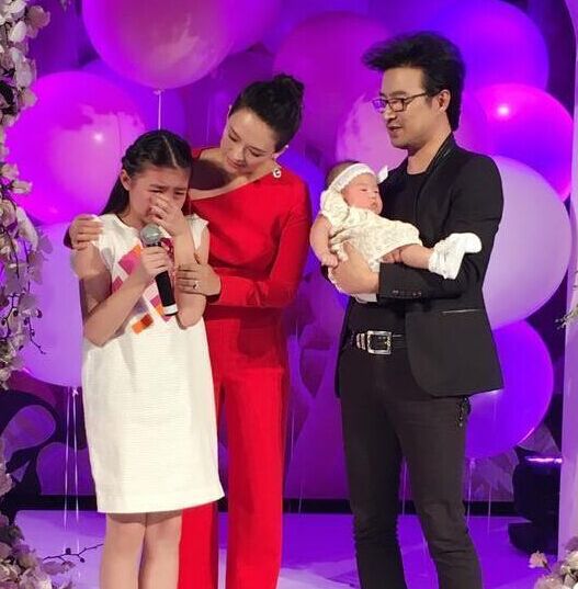汪峰女儿百日宴 葛荟婕秒删微博:我女儿在哭什