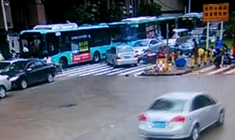 深圳突发惨烈车祸:一小车冲入斑马线多人受伤