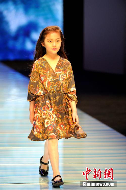 石狮国际时装周 小萝莉T台走秀萌态十足