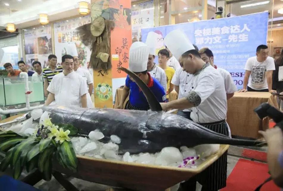 惠州渔民抓到360斤旗鱼!煮、煎、焖做成美味佳