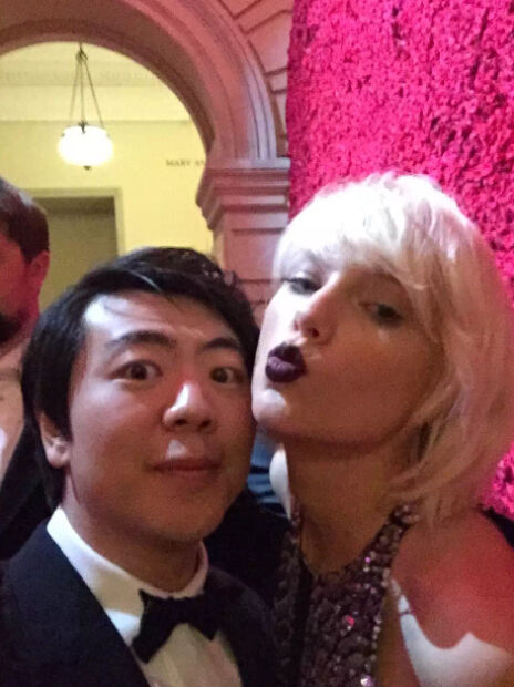 郎朗与泰勒·斯威夫特合影 网友:需要内增高