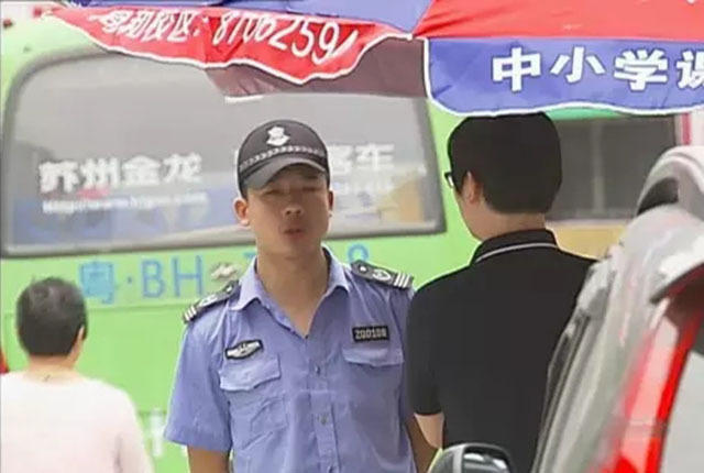 广州3熊孩子用沙子半小时毁容1辆车