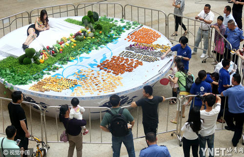 东莞美女人体盛宴 惹上百人围观