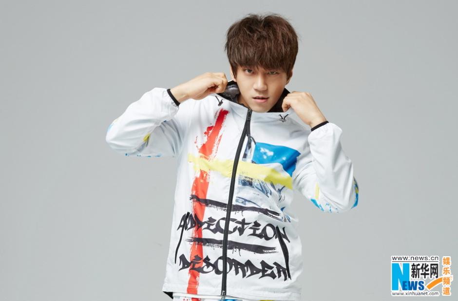 黄致列运动写真曝光 随性动感帅气清新