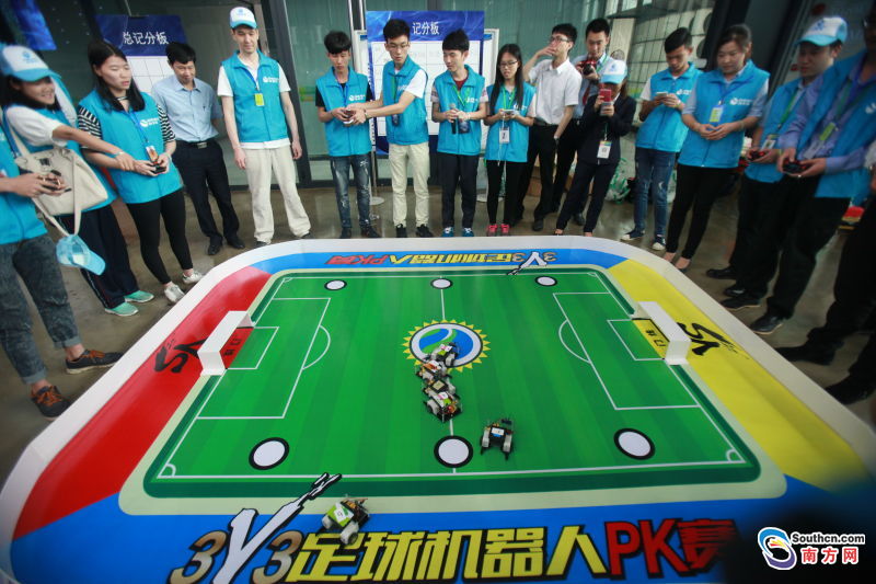 机器人足球赛吸引16支高校生队伍参与