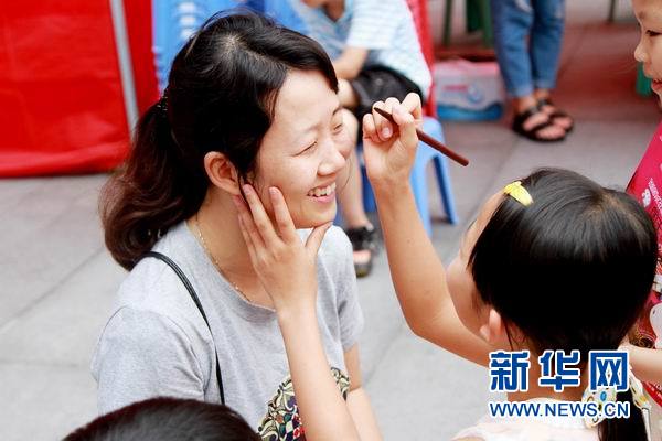 妈妈美眉宝宝画母亲节亲子活动昨举行