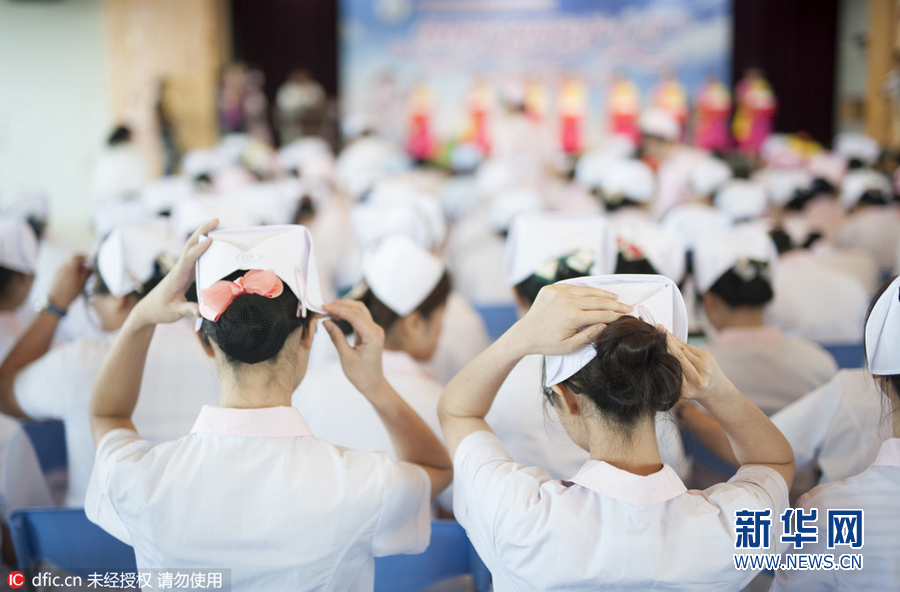 广州卫生职业技术学院为准护士授帽 其中男生