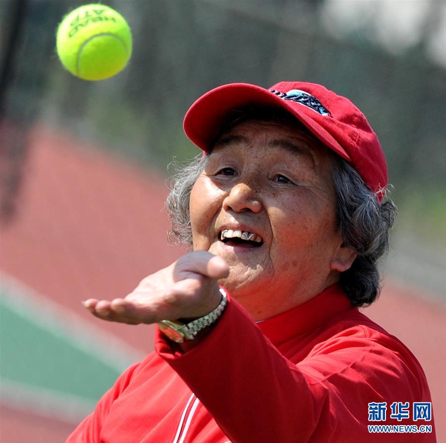 老年网球邀请赛开拍 广东73岁老太参赛