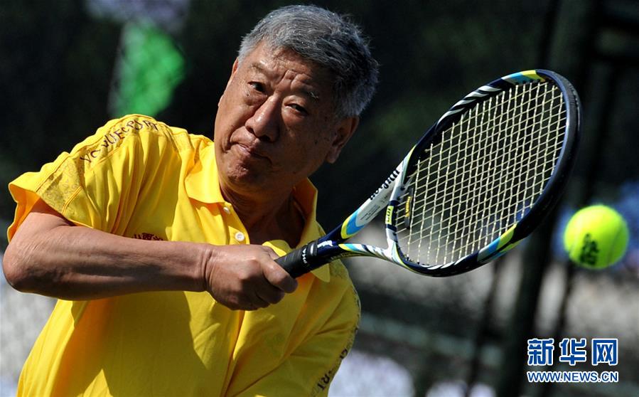 老年网球邀请赛开拍 广东73岁老太参赛