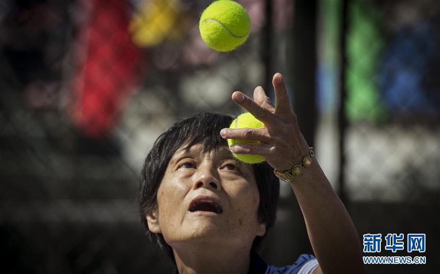 老年网球邀请赛开拍 广东73岁老太参赛