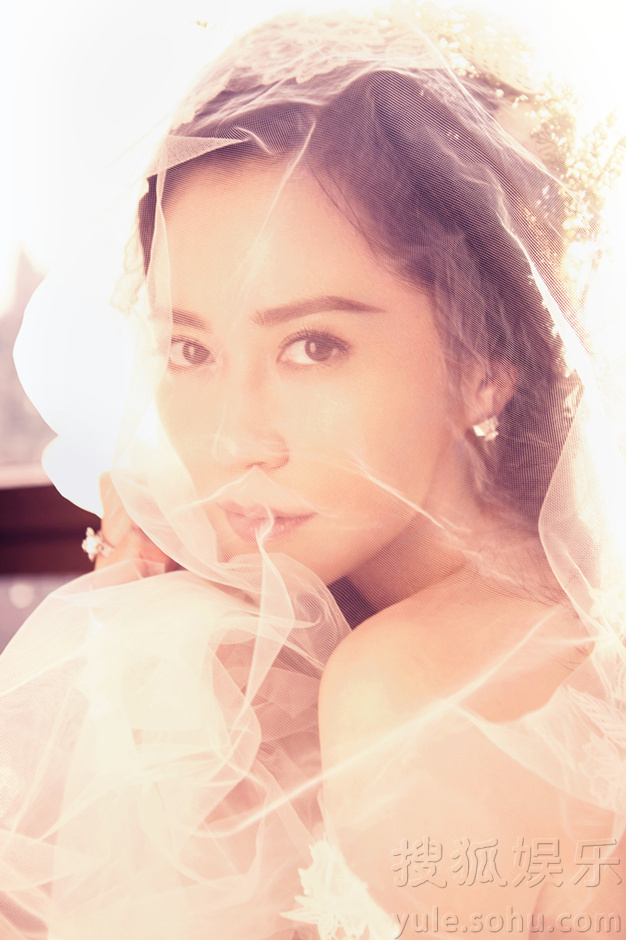 俞飞鸿婚纱写真大片曝光 逆光唯美一笑倾城