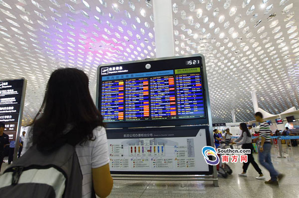 受雷暴影响深圳机场启动航班大面积延误蓝色预