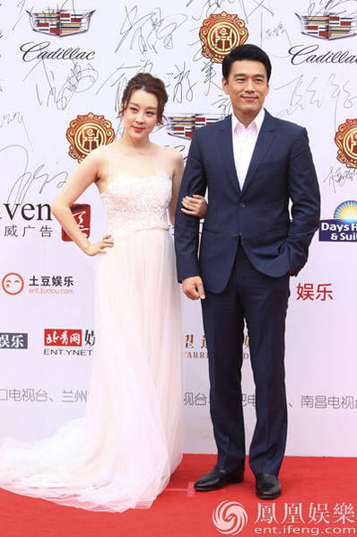 华鼎奖红毯:佟丽娅产后亮相 蒋欣王子文黑白配