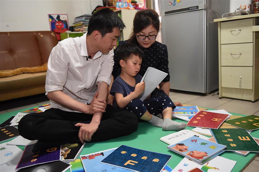 80后爸爸为孩子绘制近百本绘本