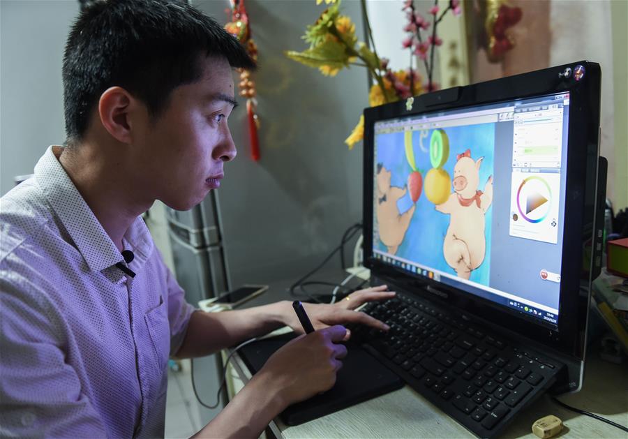 80后爸爸为孩子绘制近百本绘本