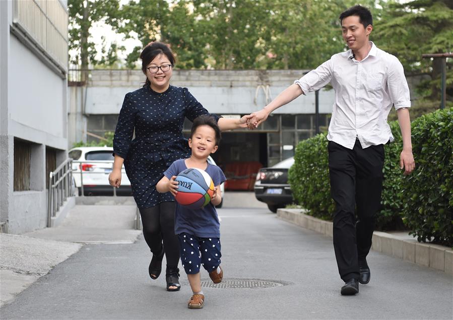 80后爸爸为孩子绘制近百本绘本