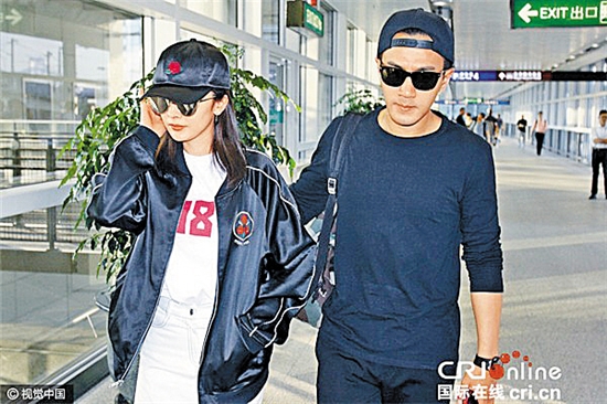 杨幂旋风访港 陪女儿过生日