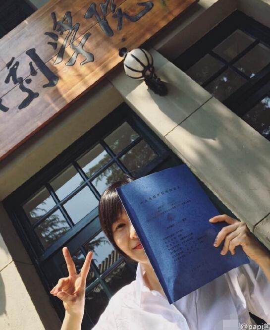 Papi酱晒答辩通过坐等毕业 将专心投入视频制作