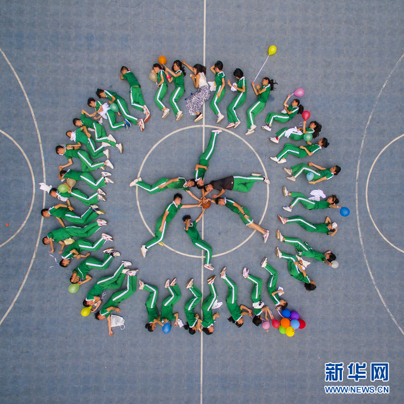 脑洞大开 无人机航拍00后小学生毕业照