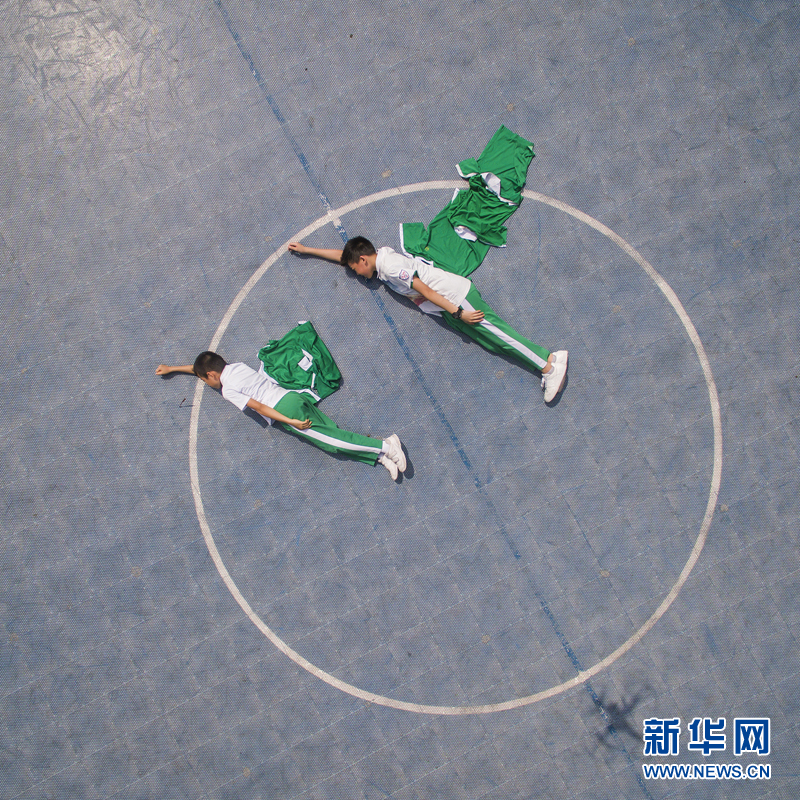 脑洞大开 无人机航拍00后小学生毕业照