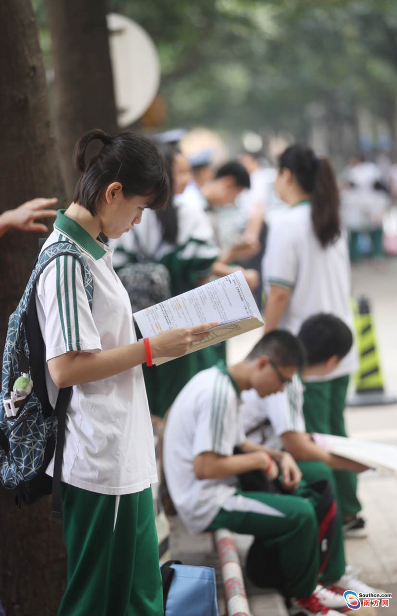 广州考生赶早赴高考 考前复习只争朝夕