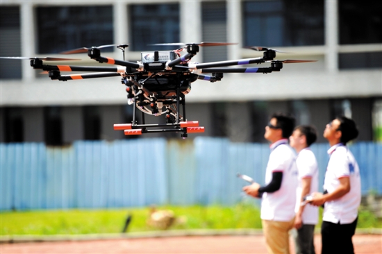 玩无人机也需考证 专业飞手月薪3万