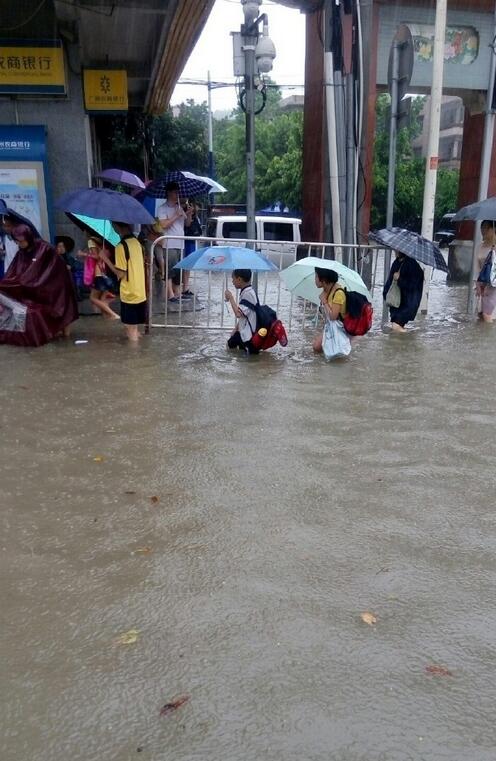 高考遭遇龙舟水 羊城又变洋城 上班上学的你