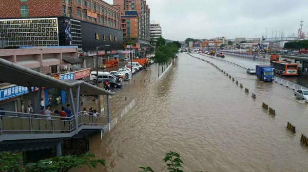 组图:高考遭遇龙舟水 羊城又变洋城