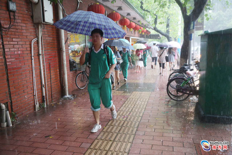 2016广东高考遇上暴雨:考生雨中赴考(图)
