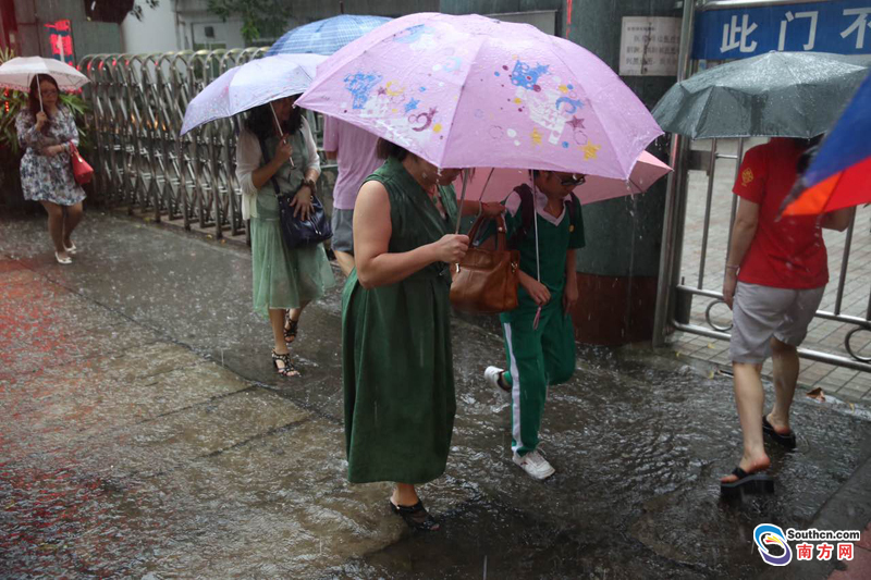 2016广东高考遇上暴雨:考生雨中赴考(图)