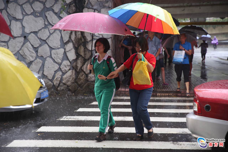 2016广东高考遇上暴雨:考生雨中赴考(图)