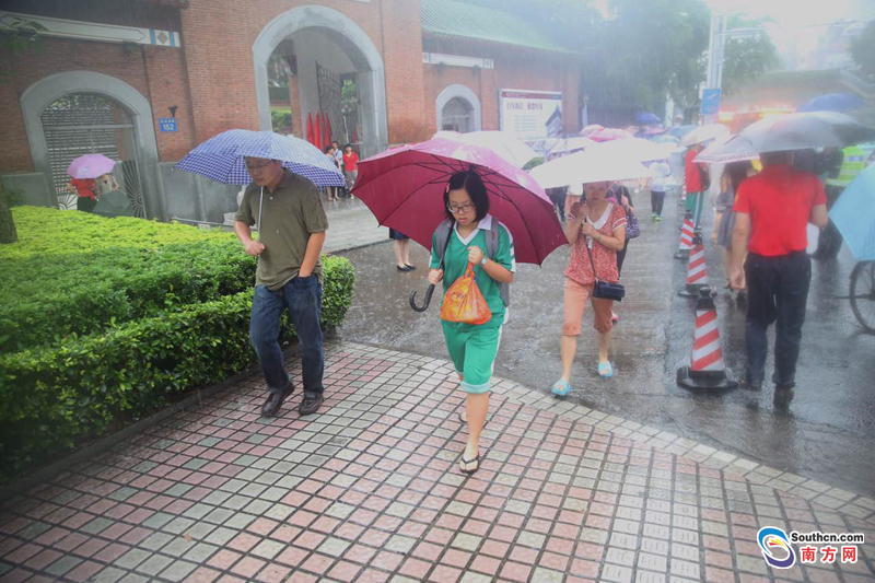 2016广东高考遇上暴雨:考生雨中赴考(图) - 新华