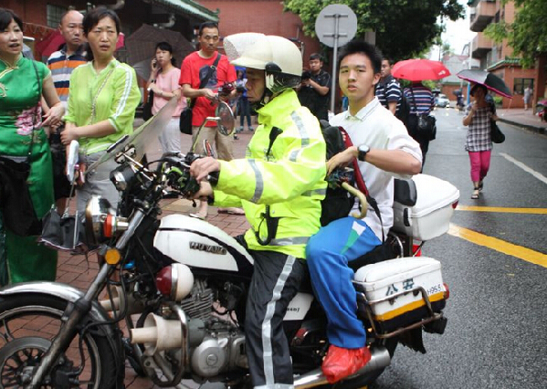 广东高考次日遇暴雨 交警护送考生到考场(图)