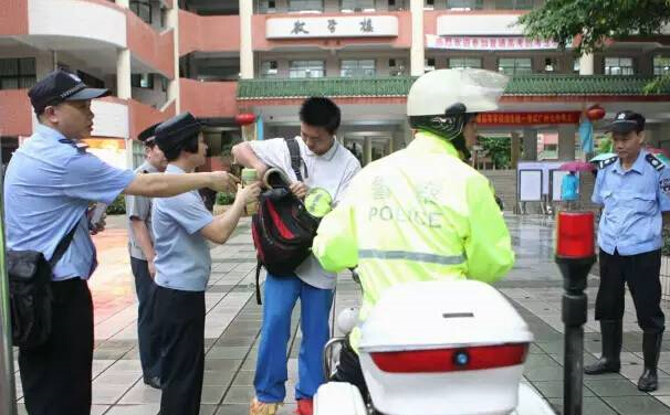 广东高考次日遇暴雨 交警护送考生到考场(图)