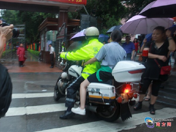 广东高考次日遇暴雨 交警护送考生到考场(图)