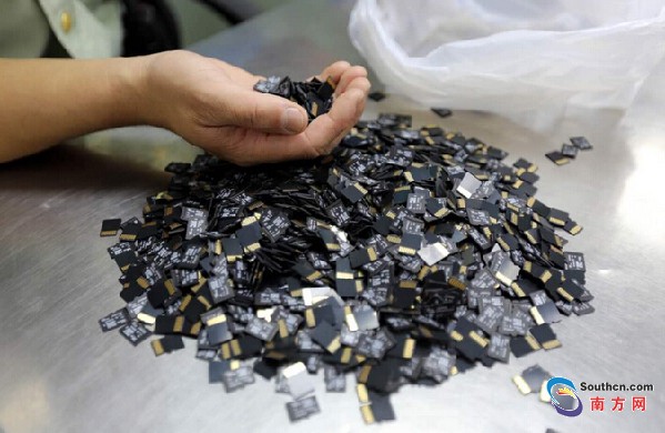 深圳中英街一女子小腿捆绑22万元美金出境