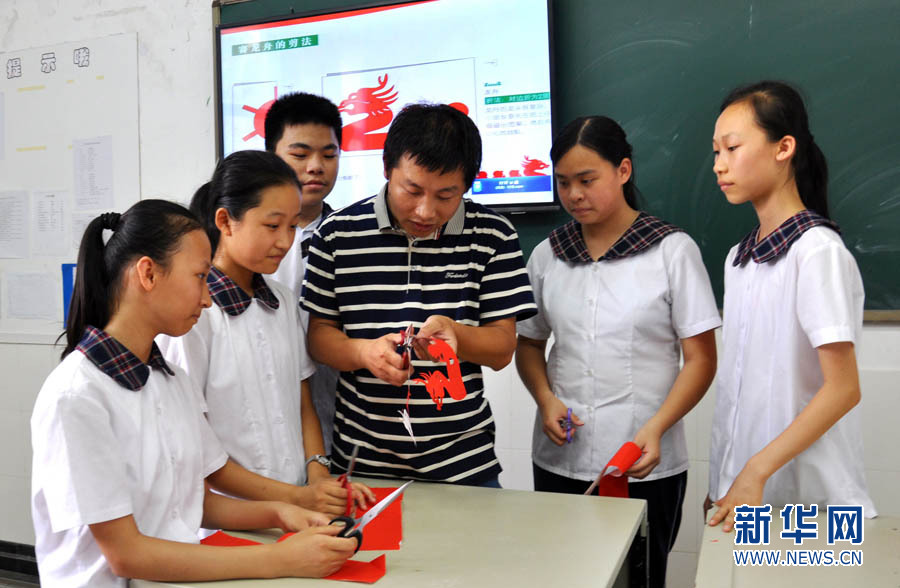 惠州:端午节民俗活动剪纸进入中学课堂