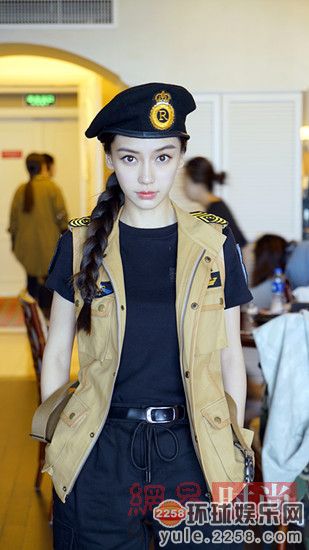 明星都爱麻花辫 范爷baby谁更美