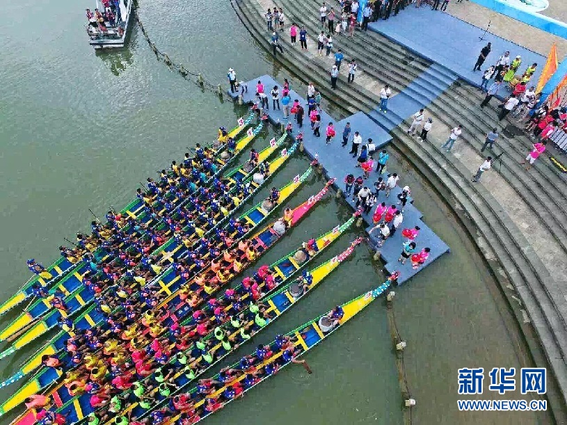 无人机航拍清远龙舟锦标赛 现场观赛人数逾5万