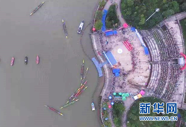 无人机航拍清远龙舟锦标赛 现场观赛人数逾5万