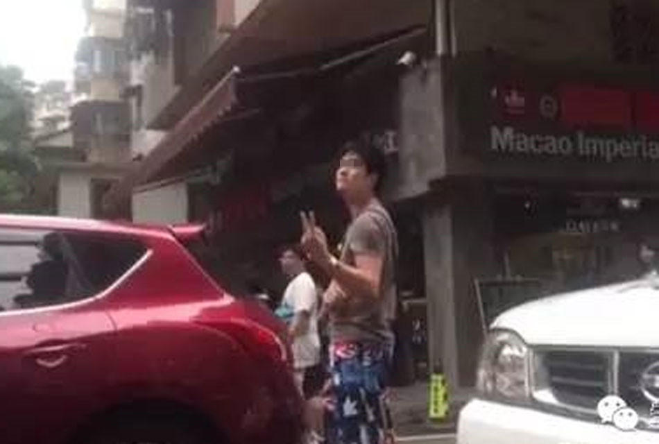 广东江门男子撕碎交警罚单:赔80万都未惊过